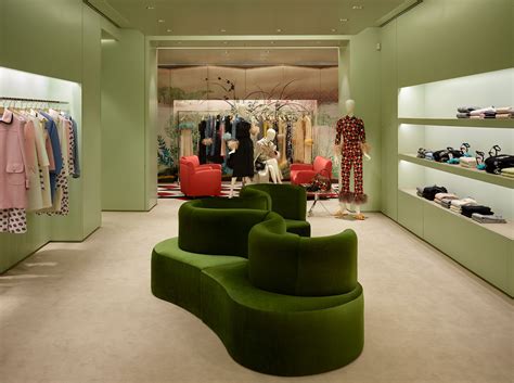 prada store layout